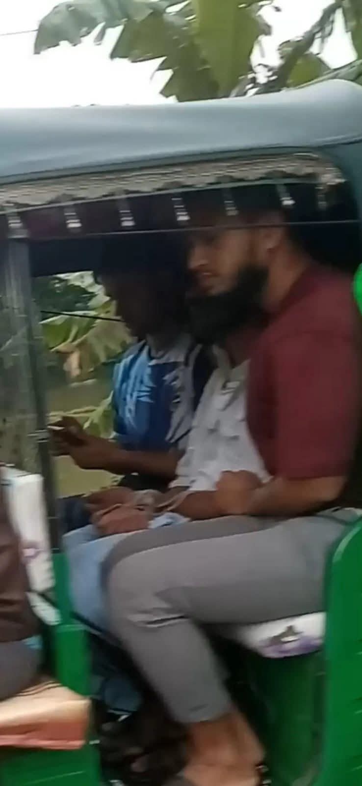 জোর করে হাত বেঁধে সিএনজি করে নিয়ে যাওয়ার ছবি 
